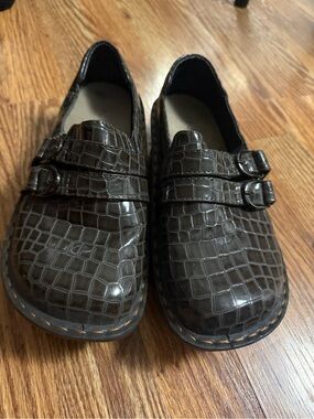 Ingaro nursing clog “Rome” in a reptile embossed finish 6.5